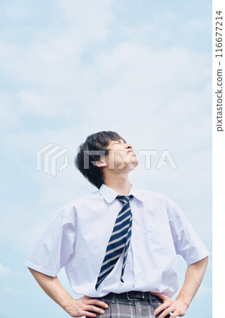高中男孩仰望天空 高中男孩仰望天空 116677214