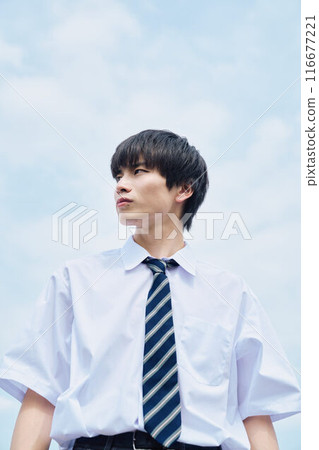 高中男孩仰望天空 116677221