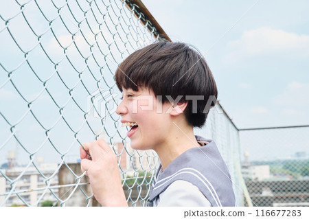 女高中生在屋頂上玩得很開心 女高中生在屋頂上玩得很開心 116677283