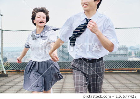 高中男生和女生一起在屋頂跑步 116677422