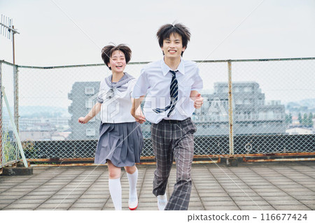 高中男生和女生一起在屋頂跑步 116677424