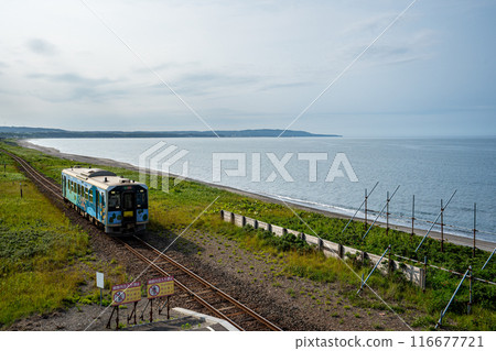 開往釧路的普通列車進入釧網本線北濱站和鄂霍茨克的藍色大海 開往釧路的普通列車進入釧網本線北濱站和鄂霍茨克的藍色大海 116677721