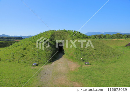 View of the entrance to the Saitobaru Burial Mounds under a clear blue sky View of the entrance to the Saitobaru Burial Mounds under a clear blue sky 116678089