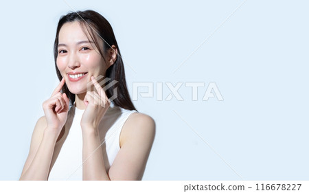 一個擁有美麗牙齒的女人的形象 一個擁有美麗牙齒的女人的形象 116678227