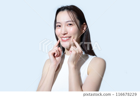 一個擁有美麗牙齒的女人的形象 116678229