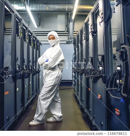 CG素材：精密設備製造工廠無塵室中穿著全身防塵衣工作的女性 116678611