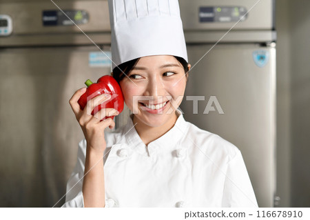 拿著辣椒粉的年輕亞洲女性廚師 116678910