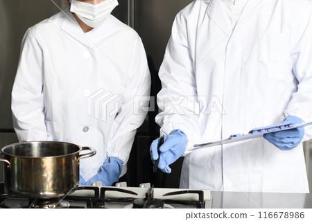 在食品工廠工作的亞洲男性和女性廚師 在食品工廠工作的亞洲男性和女性廚師 116678986