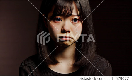 一位日本婦女在黑暗中哭泣的肖像。眼神裡充滿了悲傷。 一位日本婦女在黑暗中哭泣的肖像。眼神裡充滿了悲傷。 116679077