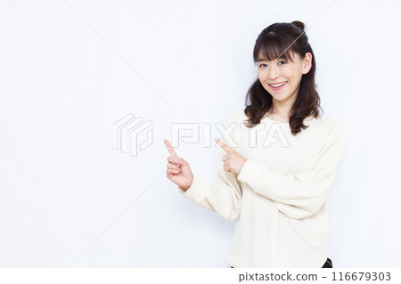微笑的女人用雙手指著 116679303