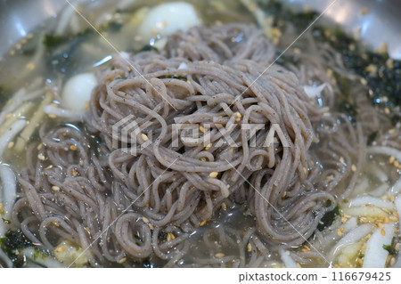 cold buckwheat noodles, Korean representative noodle dish 116679425
