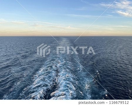 Wake, sunset and horizon 116679512