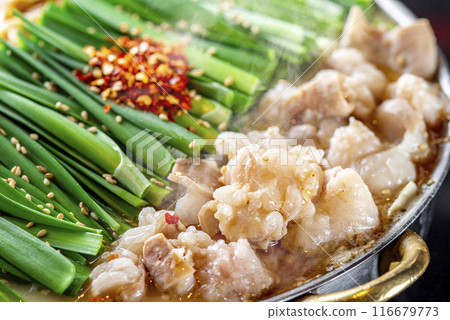 福岡名產內臟火鍋，搭配大量韭菜 116679773