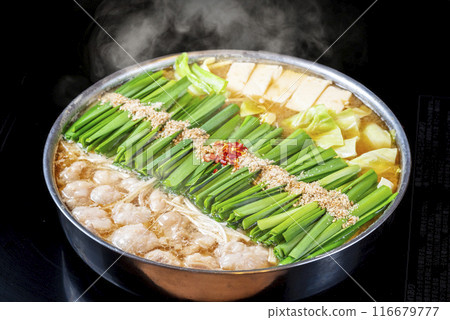 福岡名產內臟火鍋，搭配大量韭菜 116679777