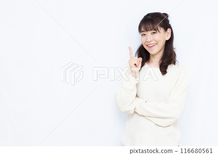 微笑著舉起食指的女人 微笑著舉起食指的女人 116680561