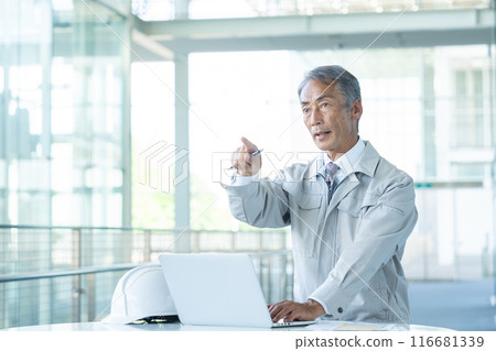 Senior man wearing work clothes 116681339