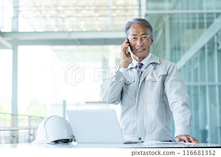 穿著工作服、智慧型手機的老人 116681352