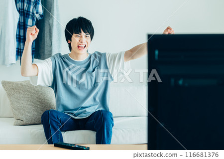 年輕人看電視 116681376