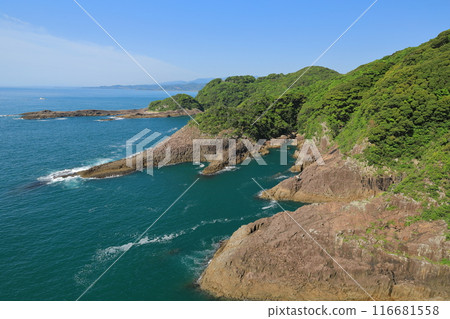 被日向灘美麗的藍色大海包圍的馬瀨灣風景 被日向灘美麗的藍色大海包圍的馬瀨灣風景 116681558
