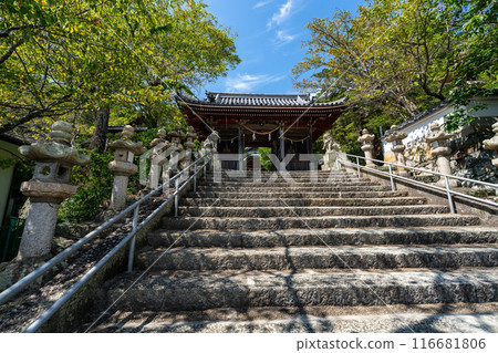 初秋的坂越、兵庫郡赤穗市大酒神社的石階與瑞神門 初秋的坂越、兵庫郡赤穗市大酒神社的石階與瑞神門 116681806