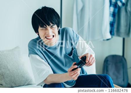 玩電子遊戲的年輕人 玩電子遊戲的年輕人 116682476