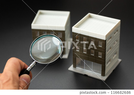 房地產安全圖像（辦公大樓和放大鏡） 116682686