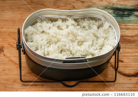 在戶外用餐具包煮飯 在戶外用餐具包煮飯 116683110