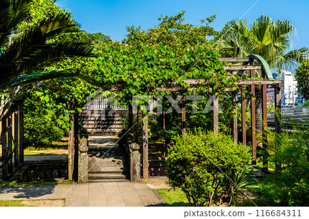 Nagasaki Dejima, former Dutch trading post, Capitan Bridge and grape trellis [Nagasaki City] 116684311