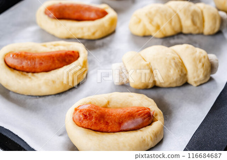 烘烤前自製配菜麵包 烘烤前自製配菜麵包 116684687