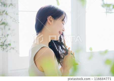 年輕女性的護髮形象 年輕女性的護髮形象 116684771