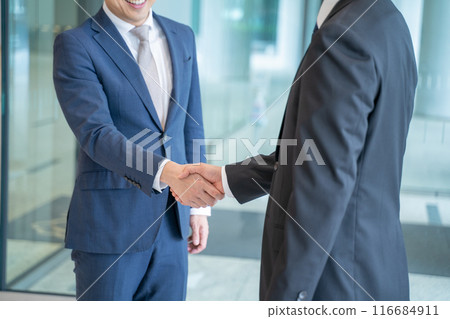 A businessman shaking hands 116684911