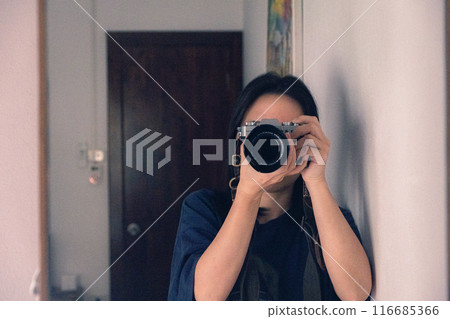 用房間裡的相機來一張自拍照 116685366