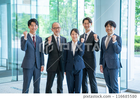 Male and female businessmen of various generations doing fist pumps Male and female businessmen of various generations doing fist pumps 116685580