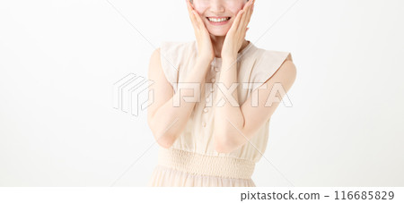 一位年輕女子感到皮膚濕潤 一位年輕女子感到皮膚濕潤 116685829