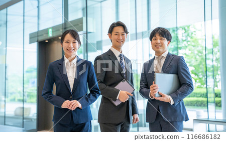 三個男性和女性商人 116686182