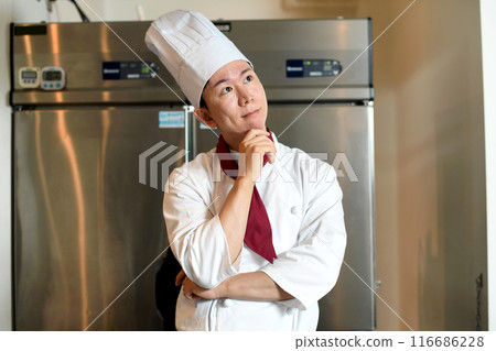 年輕的亞洲男廚師在廚房裡思考 116686228
