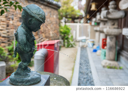 Statue of Japanese Boy Urinating at park of Kushida Shrine, Fukuoka 116686922