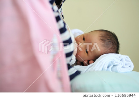 Mom feed breastmilk to newborn  Asian infant in hospital after giving birth 116686944