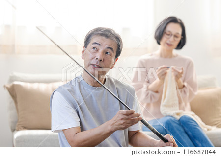 一對中年夫婦在客廳度假 一對中年夫婦在客廳度假 116687044