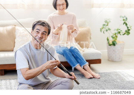 一對中年夫婦在客廳度假 一對中年夫婦在客廳度假 116687049