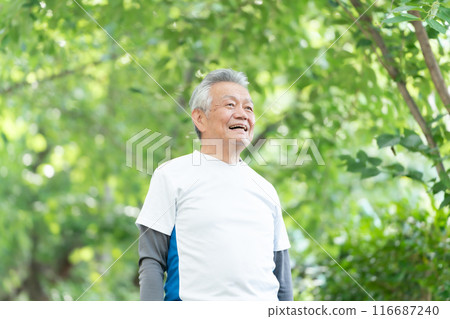 Senior man in sportswear 116687240