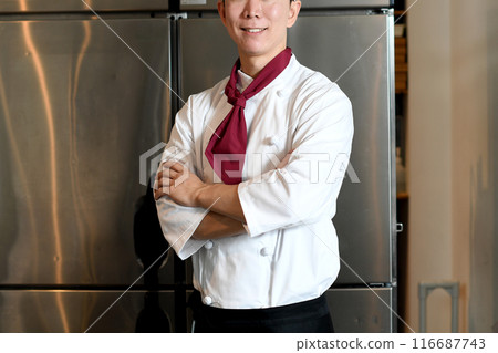在廚房工作的食品和飲料行業的亞洲男人 116687743
