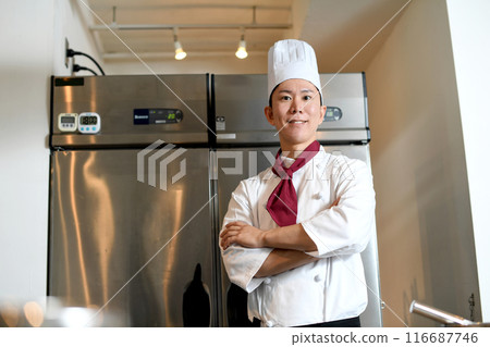 在廚房工作的食品和飲料行業的亞洲男人 116687746