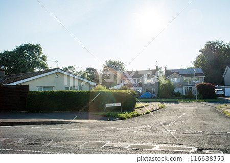 一棟白牆房屋，磚煙囪暴露在明亮的早晨陽光下，這是南威爾斯郊區的城鎮景觀 116688353