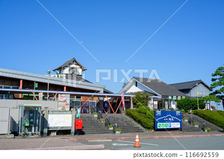 With the morning sky as a backdrop, the roadside station and the Asahi Village Community Center in Asahi, one of the leading livestock producing areas in Western Japan (Asahi, Kikuchi City) 116692559