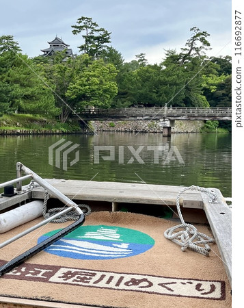 A small boat tour around the moat of the national treasure Matsue Castle 116692877