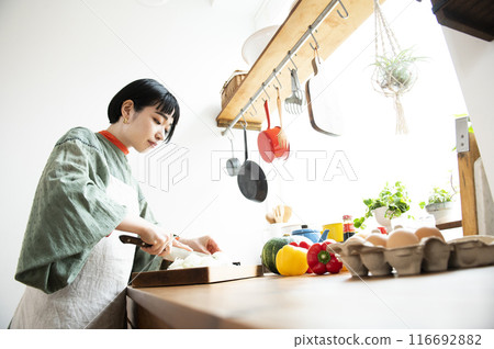 在廚房做飯的女人 在廚房做飯的女人 116692882