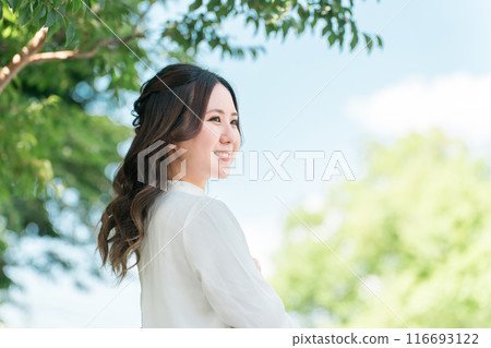 街上一棵樹下一個微笑的女商人的檔案 街上一棵樹下一個微笑的女商人的檔案 116693122