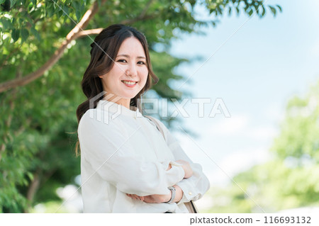 交叉雙臂的女商人（信心、動力、事業） 116693132