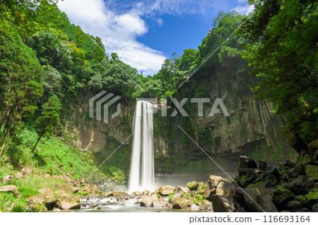 Gorogataki Falls, a spectacular sight against the blue summer sky, is a 50m-high waterfall tourist spot (Yamato Town) 116693164